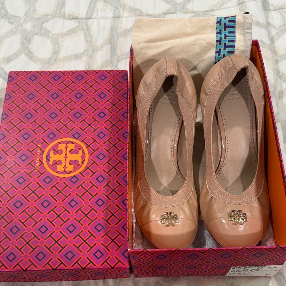 Tory Burch Women's Nude Jolie closed toe wedges like new!!